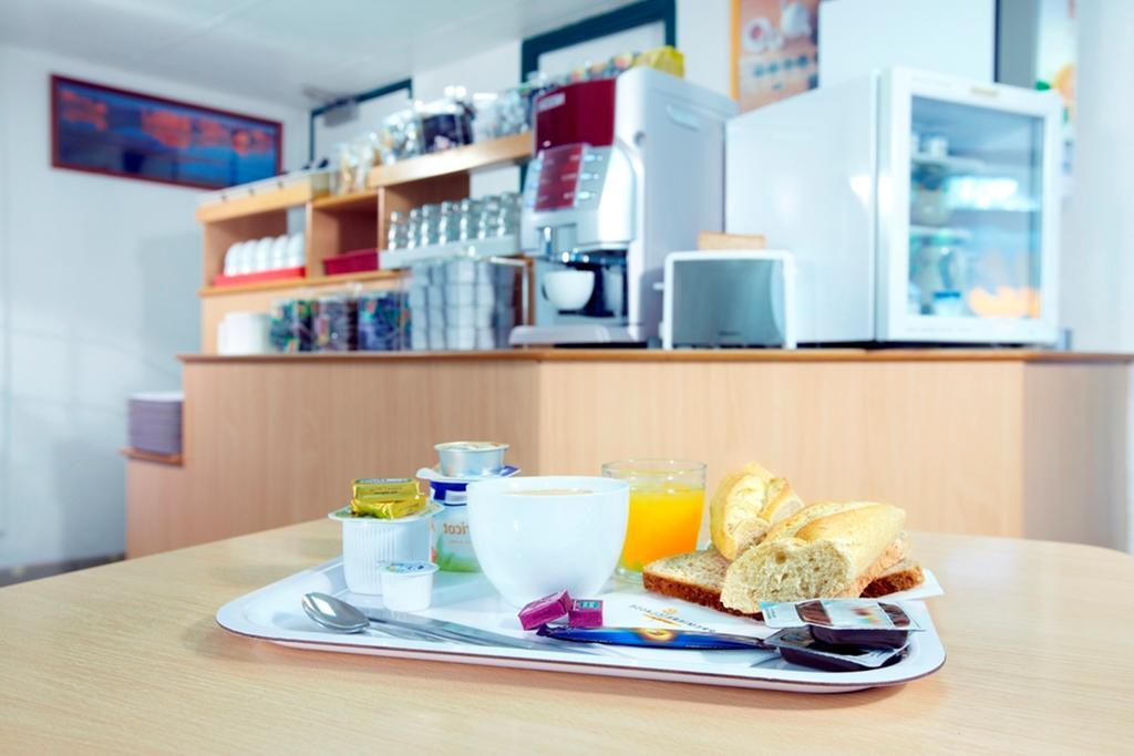 Premiere Classe Évreux Εξωτερικό φωτογραφία A typical breakfast