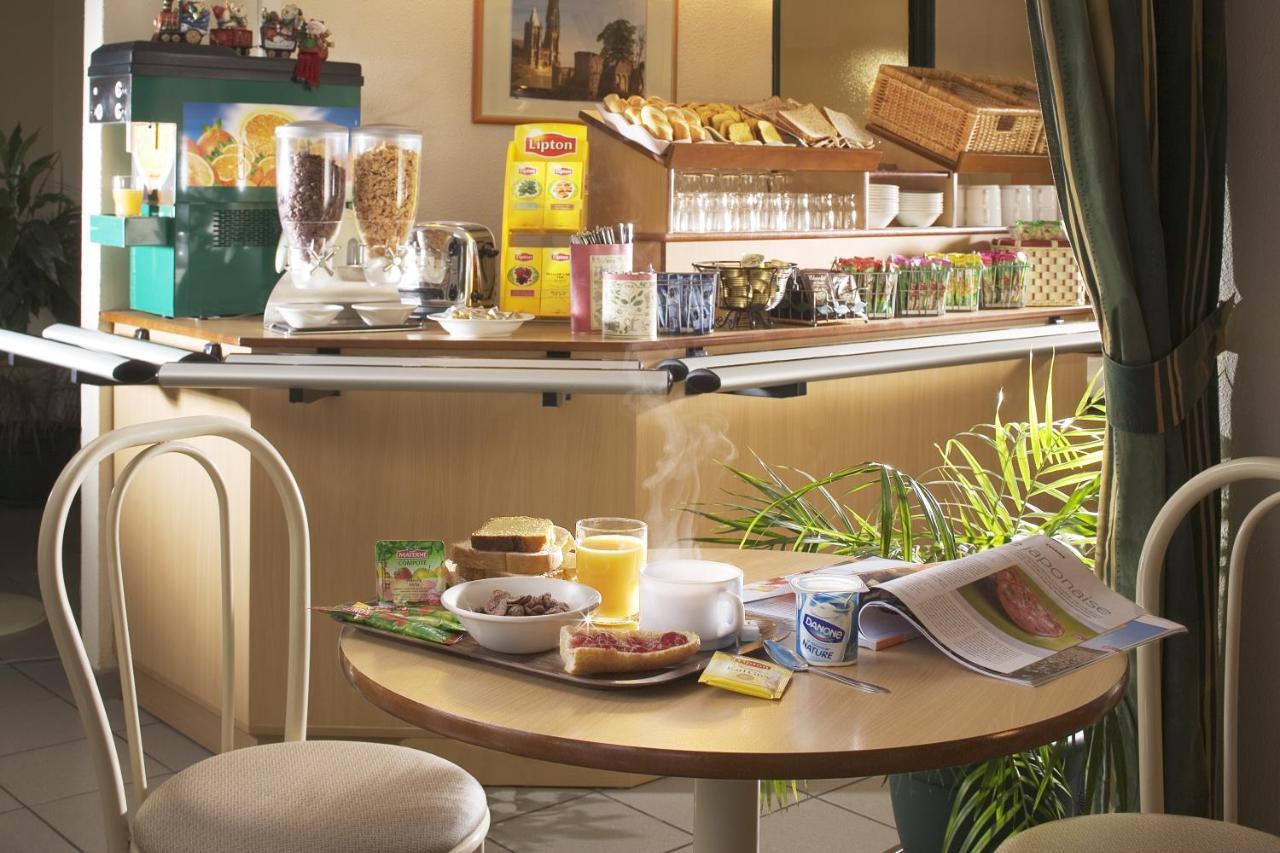 Premiere Classe Évreux Εξωτερικό φωτογραφία Breakfast at a hotel