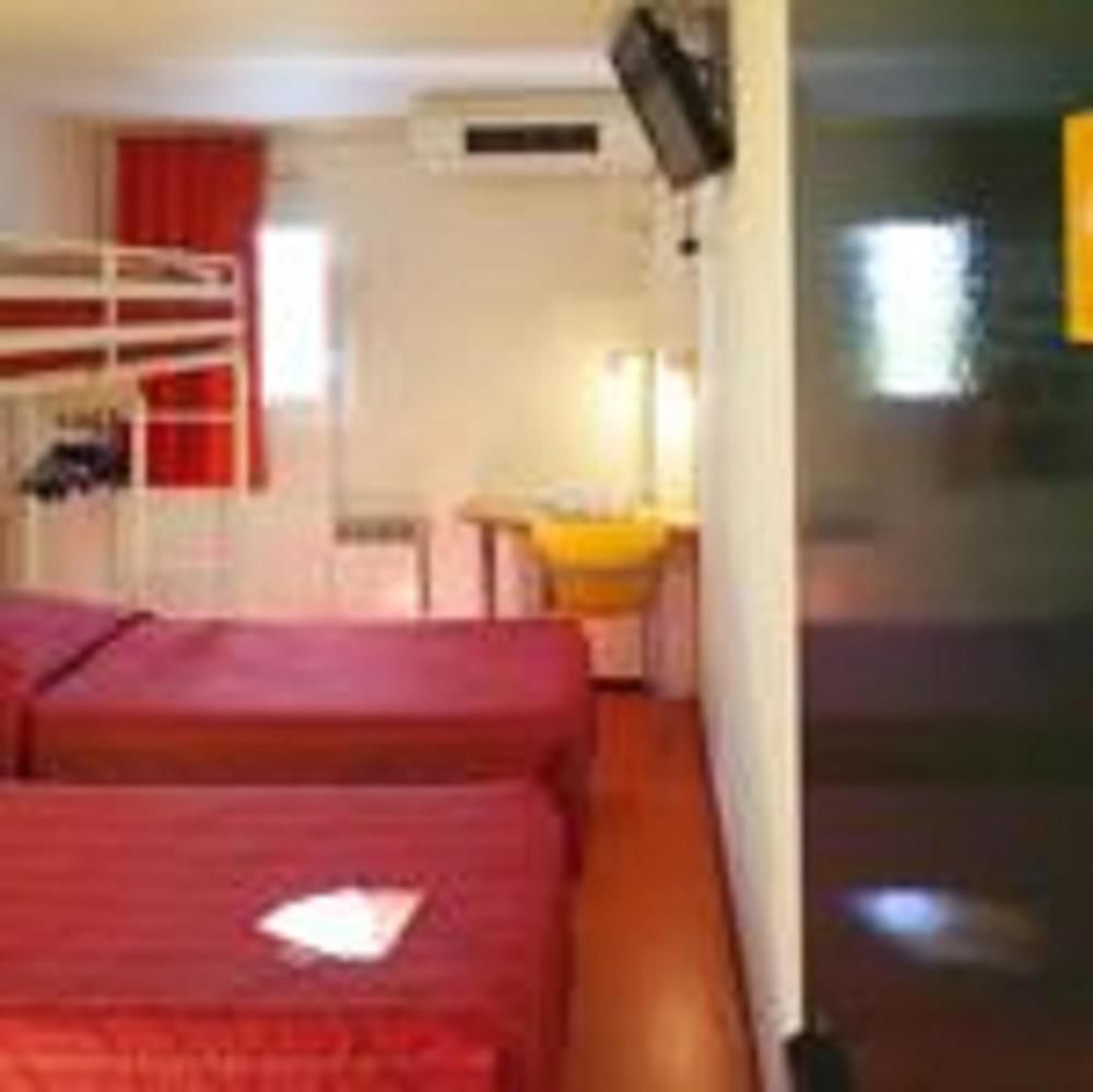 Premiere Classe Évreux Εξωτερικό φωτογραφία A typical room at a love hotel