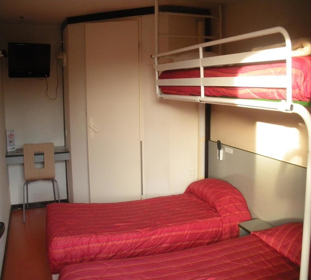 Premiere Classe Évreux Εξωτερικό φωτογραφία A typical room at a youth hostel