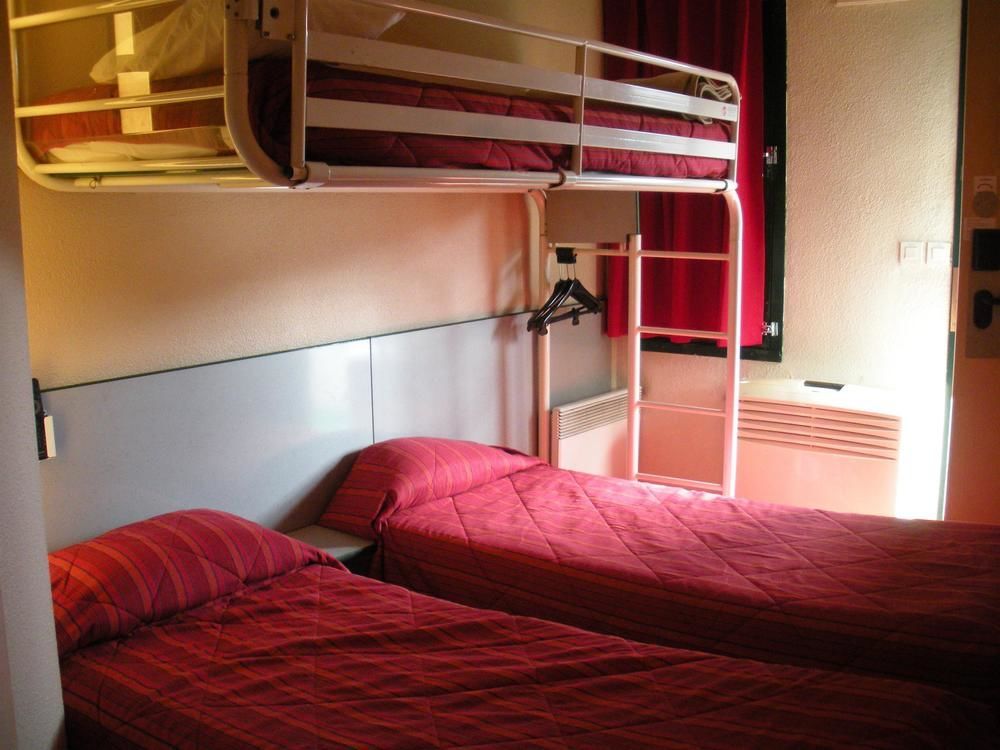 Premiere Classe Évreux Εξωτερικό φωτογραφία A typical room at a French Ibis budget hotel