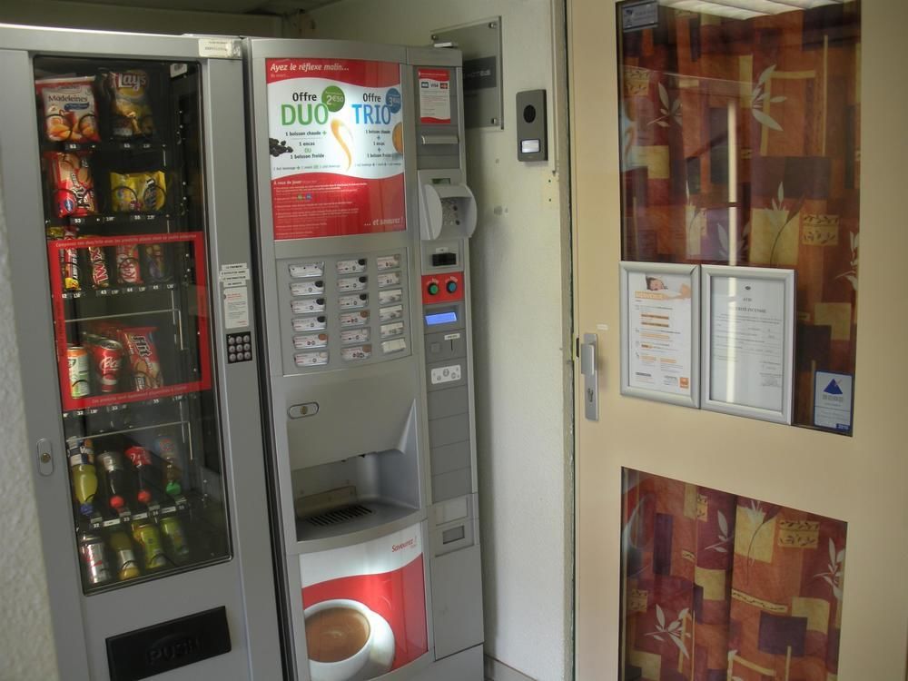 Premiere Classe Évreux Εξωτερικό φωτογραφία A vending machine