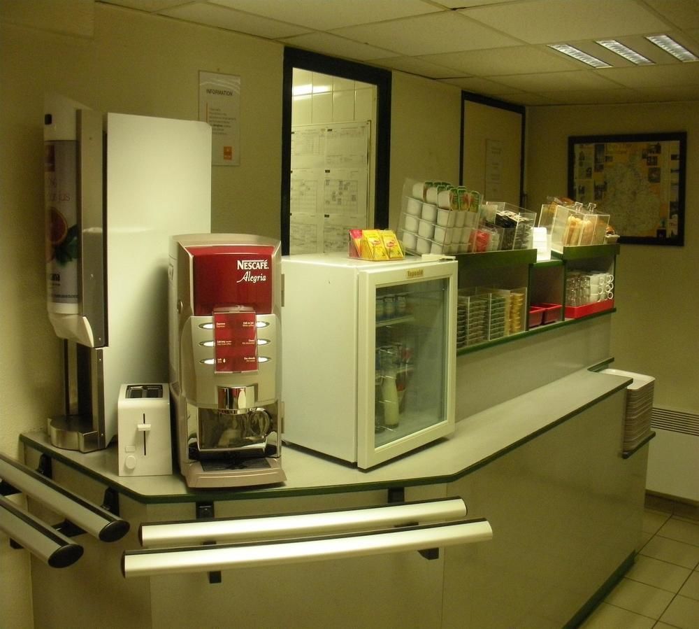 Premiere Classe Évreux Εξωτερικό φωτογραφία A coffee machine in a hospital