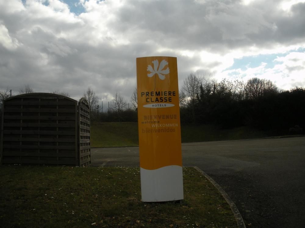 Premiere Classe Évreux Εξωτερικό φωτογραφία Entrance to the school