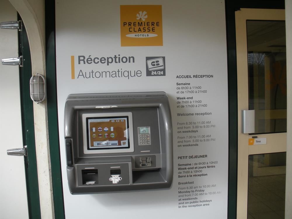 Premiere Classe Évreux Εξωτερικό φωτογραφία An automated hotel check-in machine