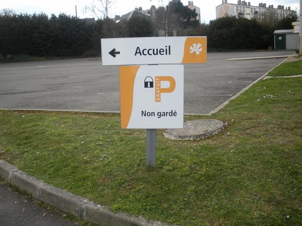 Premiere Classe Évreux Εξωτερικό φωτογραφία A sign in French