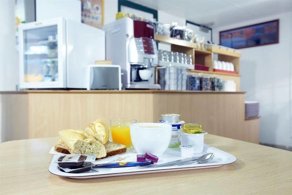 Premiere Classe Évreux Εξωτερικό φωτογραφία A typical breakfast at a German hotel