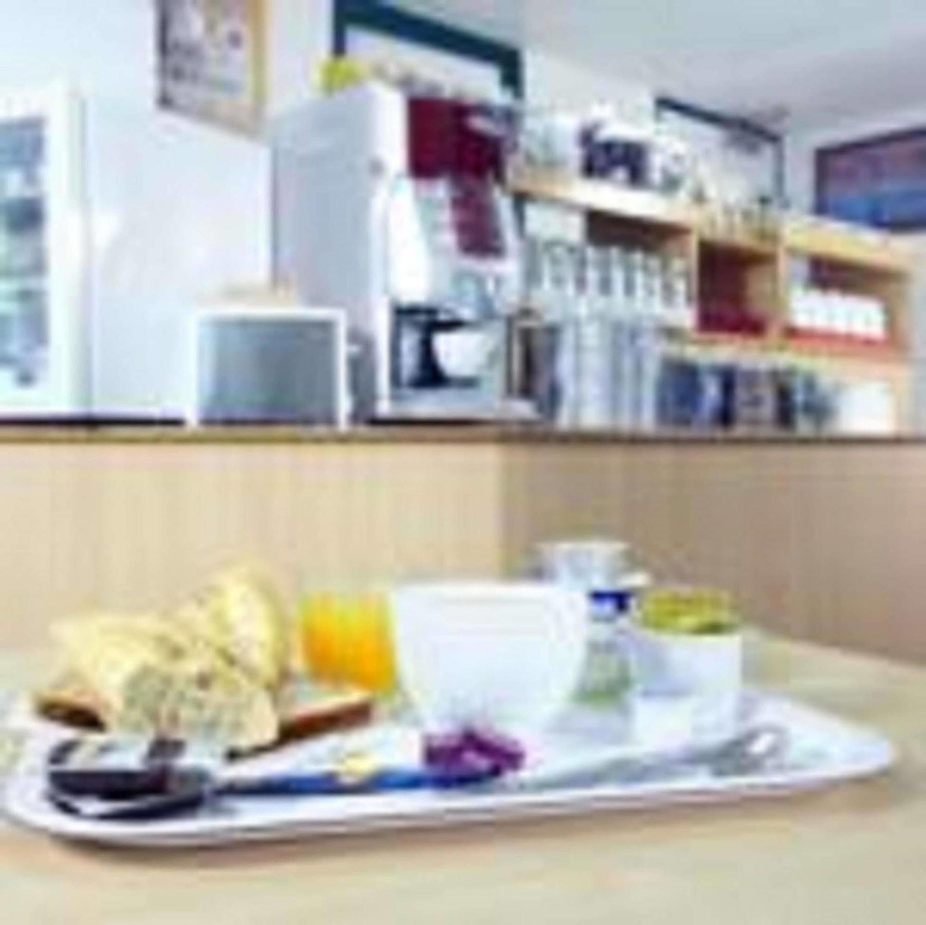 Premiere Classe Évreux Εξωτερικό φωτογραφία A typical meal at a hospital