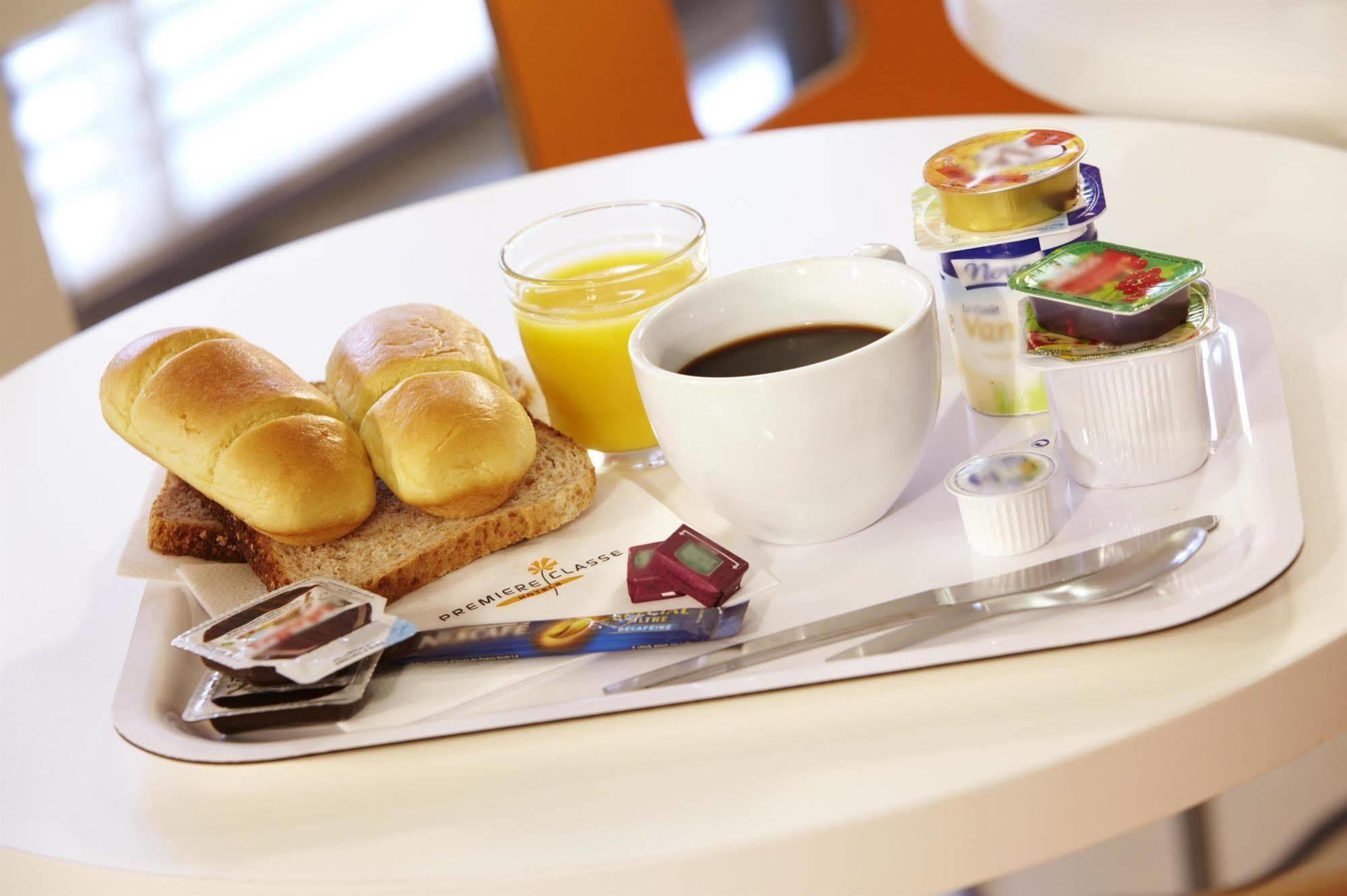 Premiere Classe Évreux Εξωτερικό φωτογραφία A typical breakfast