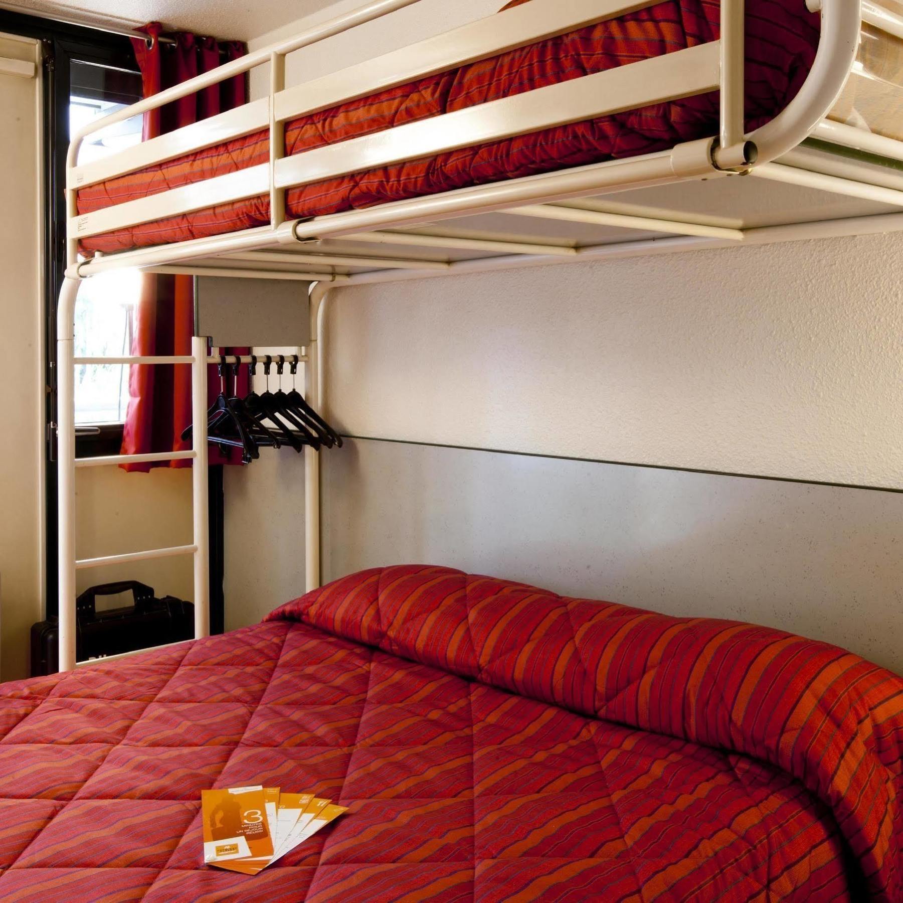 Premiere Classe Évreux Εξωτερικό φωτογραφία A typical room at a youth hostel