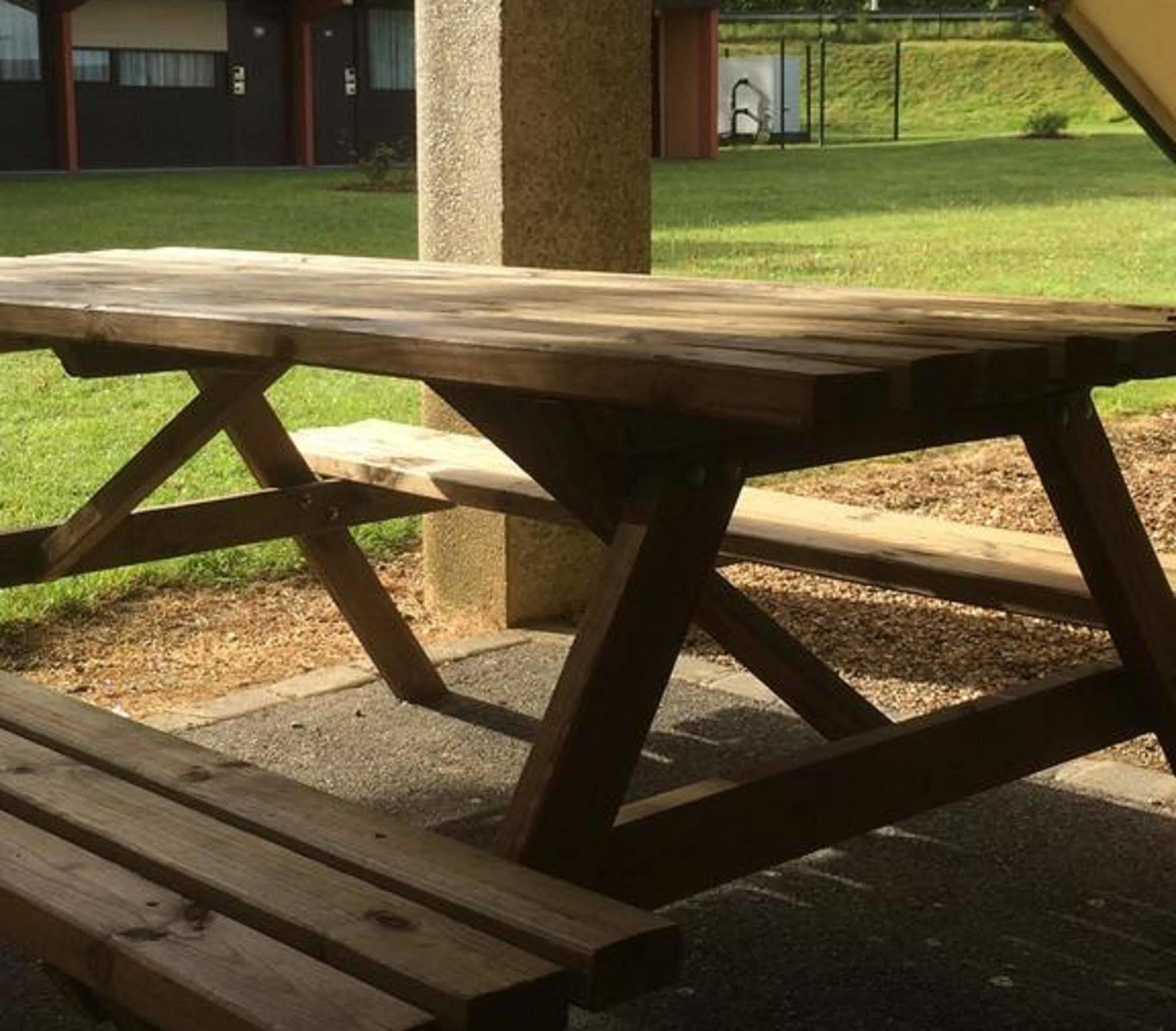 Premiere Classe Évreux Εξωτερικό φωτογραφία A picnic table