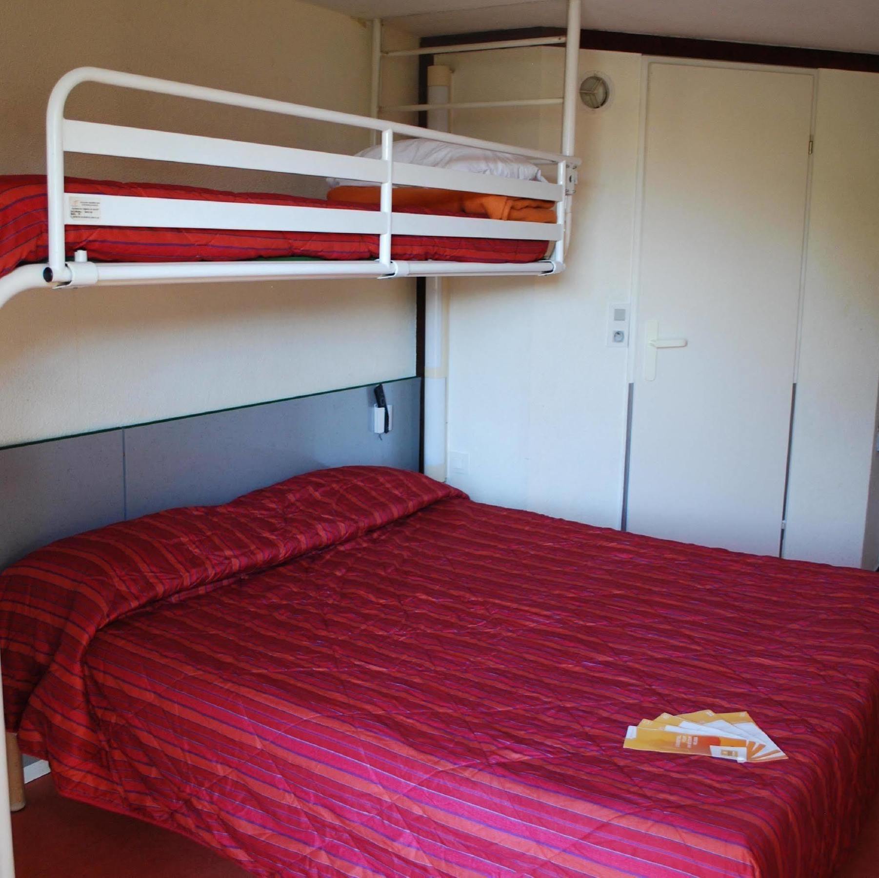 Premiere Classe Évreux Εξωτερικό φωτογραφία A bunk bed in a hotel room