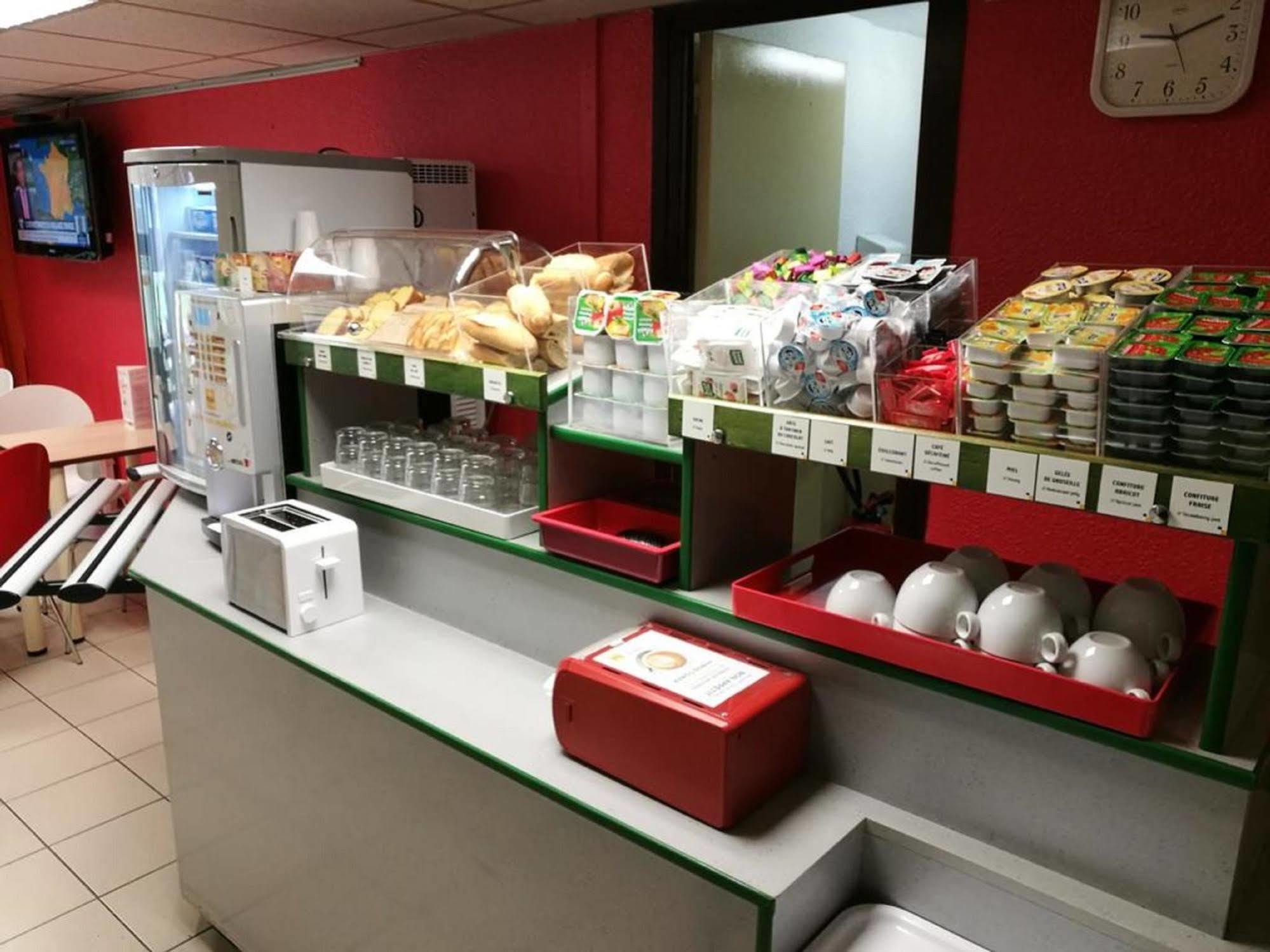 Premiere Classe Évreux Εξωτερικό φωτογραφία The interior of a typical sandwich shop