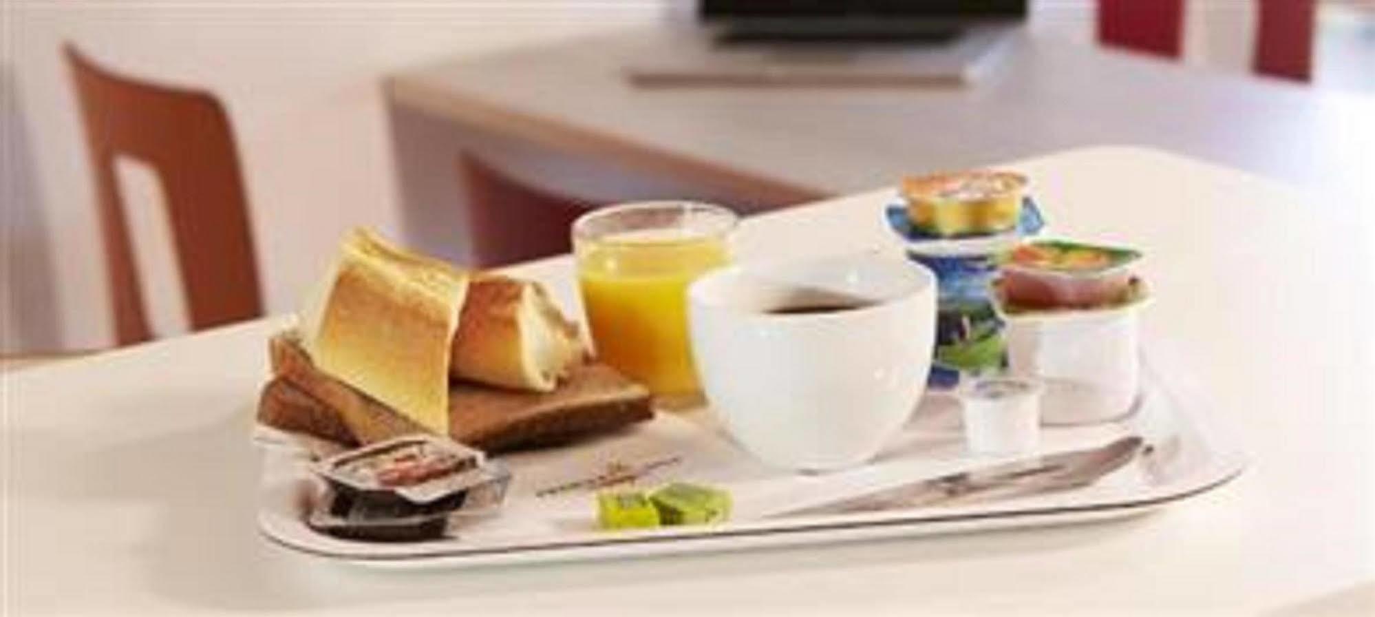 Premiere Classe Évreux Εξωτερικό φωτογραφία A typical breakfast